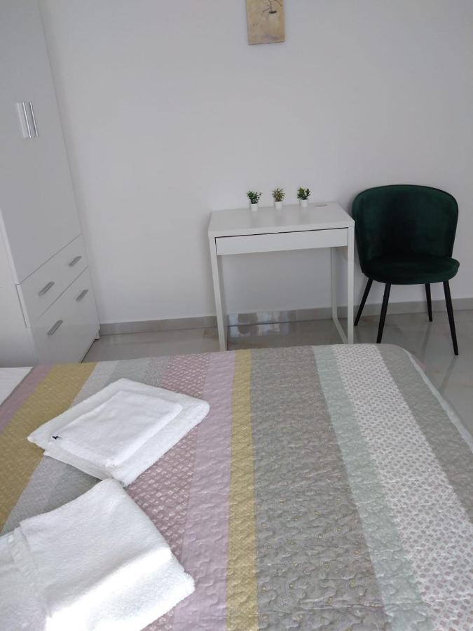 Apartment With Terrace And Garden Pirovac Eksteriør billede