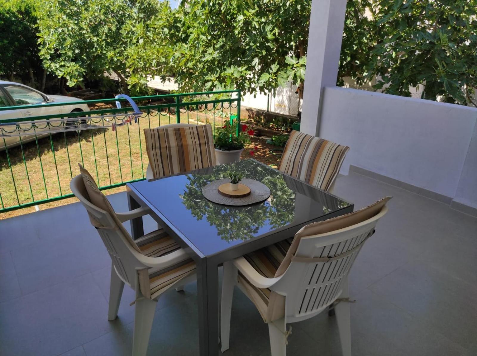Apartment With Terrace And Garden Pirovac Eksteriør billede